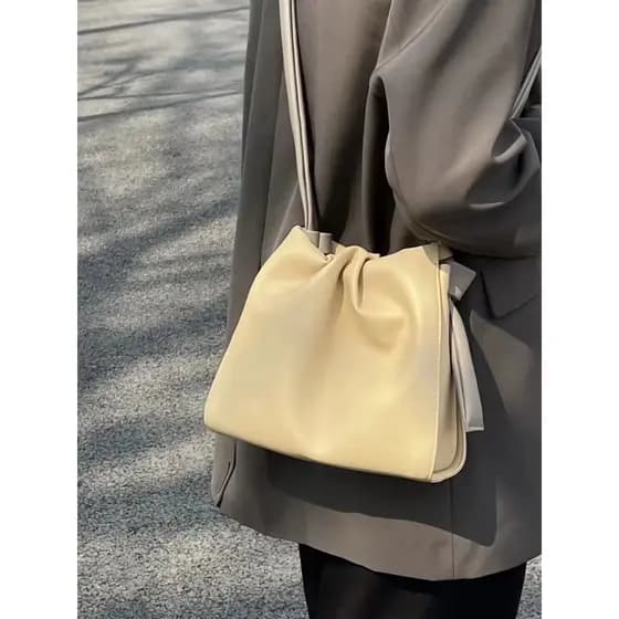 Verão novo estilo amarelo saco feminino 2026 novo estilo nicho moda contraste cor de um ombro cruz-corpo nuvem saco bald