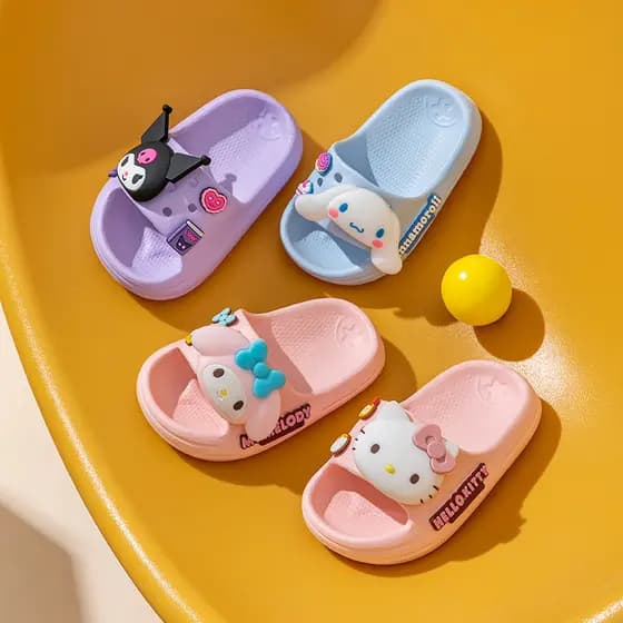 2025 Sanrio Chinelos infantis verão Kuromi desenho animado linda menina casa interior antiderrapante sandálias de bebê