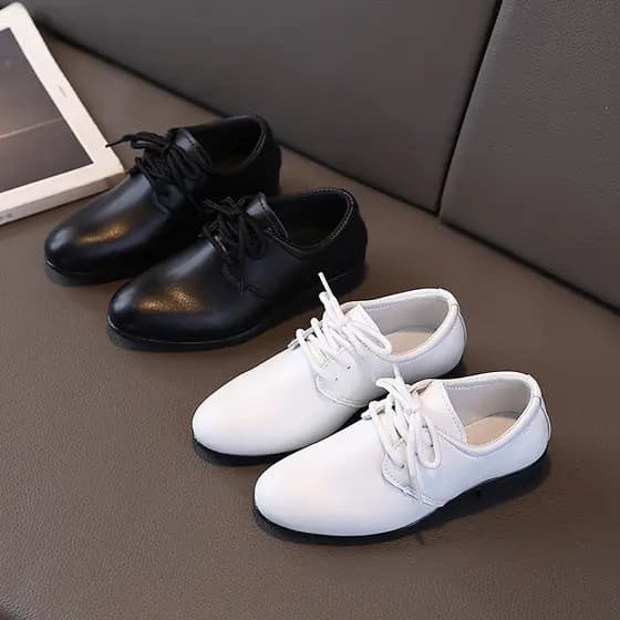 Sapatos de couro fosco para meninos 2026 outono novo estilo médio grande crianças bico fino sola macia sapatos de desemp