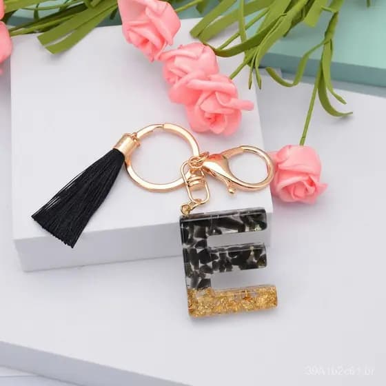 Novo chaveiro preto com borla e 26 letras de resina cristalina em inglês, um acessório elegante para bolsas masculinas e