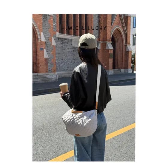 Loja de bolsas semanais 丨 Bolsa mensageiro leve Bolsa de travesseiro de diamante Lazer Bolsa de ombro portátil de grande