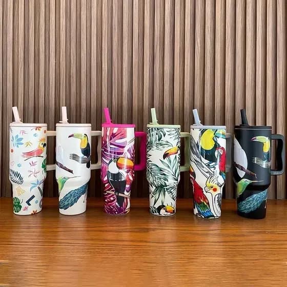 COPO TERMICO DE 1200ML COM ALÇA E CANUDO ESTAMPADO BIRDS PASSAROS TUCANO ARARAS FAM FAUNA//Bico de canudo oculto