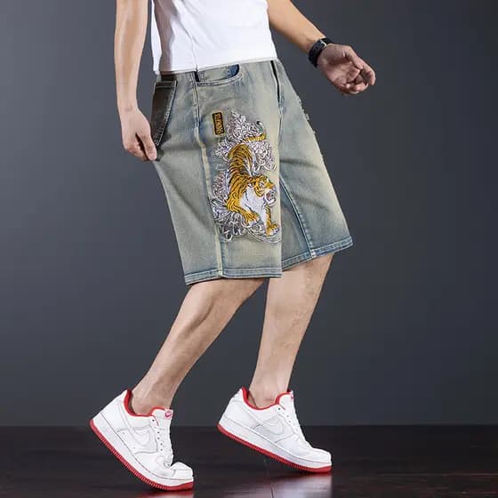 Verão estilo fino nostálgico fosco amarelo bordado cinco pontos Denim Shorts masculino rasgado tamanho grande mais gordu