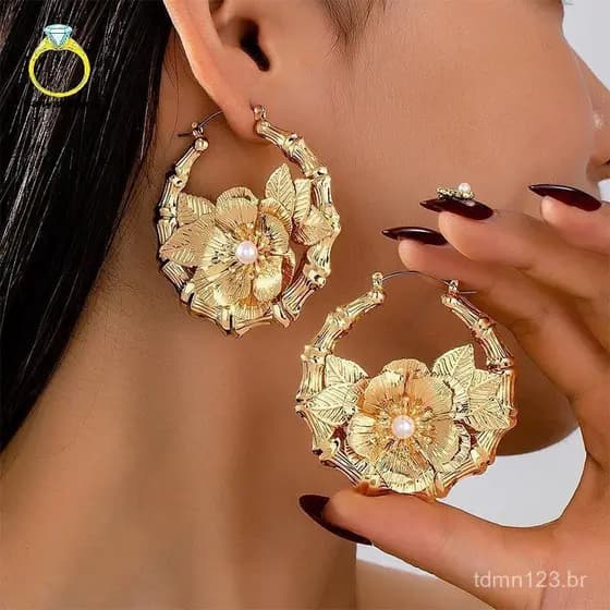 Grandes brincos de argola de metal exagerados com detalhes florais de pérolas artificiais, joias elegantes adequadas par