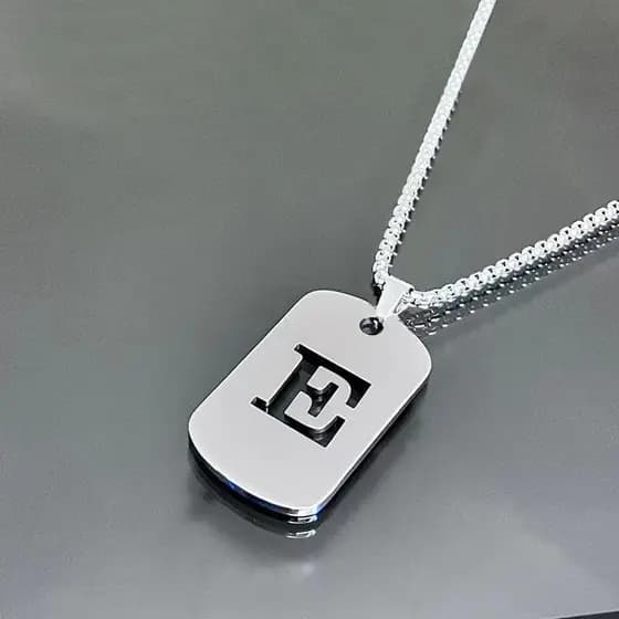 1 peça de colar com medalha de identificação de metal prateado para homens, com corrente e inicial, também adequado para