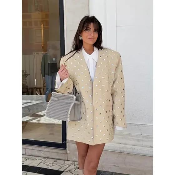 Jaqueta Feminina com Lantejoulas e Rebites - Blazer Sem Botões com Decote em V - Look Fashion para Festas - Inverno 2026