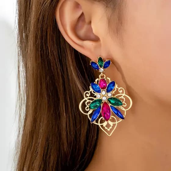 Brincos de diamante com padrão oco multicolorido