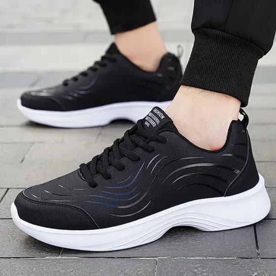 Tênis masculinos pretos, antiderrapantes e leves, sapatos casuais de sola macia, adequados para viagens, mesmo estilo.