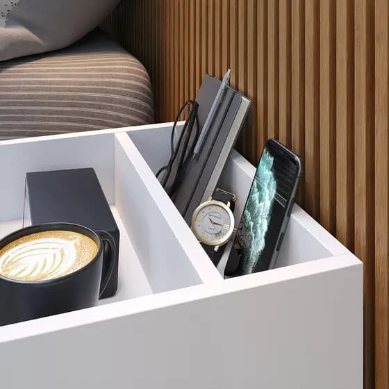 Mesa de Cabeceira Milena Pés Pelito Retro Compacta Lateral Mudo COM PORTA CELULAR