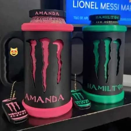 KIT Copo Caneca Suporte Porta Latas Monster Com Tampa e Abridor Personalizado com Seu Nome