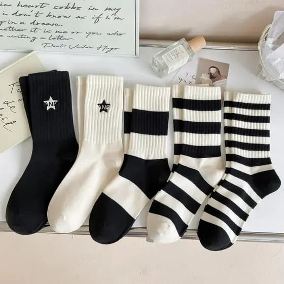 5 Pares de Novas Meias Listradas com Estrelas para Mulheres, Meias Esportivas de Cano Médio (Preto e Branco)