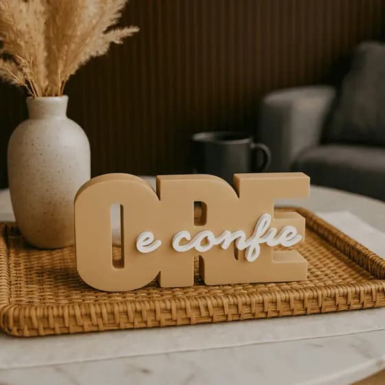 Letreiro 3D Bíblico "Ore e Confie" - Sofisticação e Propósito.