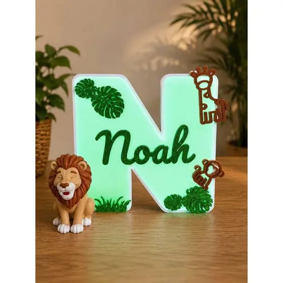 Luminária LED Personalizada com Nome Infantil – Tema Astronauta | Letra Decorativa