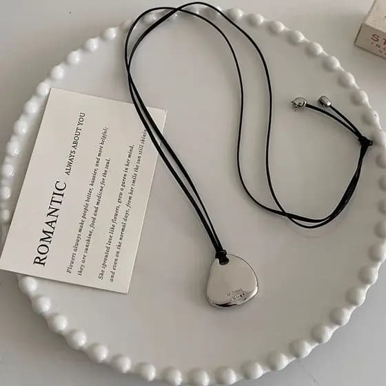 colar aço inoxidável colar femenino Coreia novo estilo ins estilo carta mohhe pingente Irregular corda preta colar ele