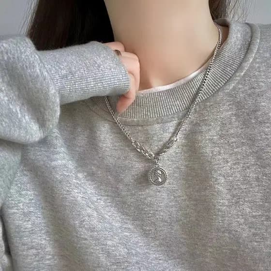 Moletom colar feminino ins luz luxo nicho na moda legal quente menina retrato moeda angustiado pingente simples All-Matc