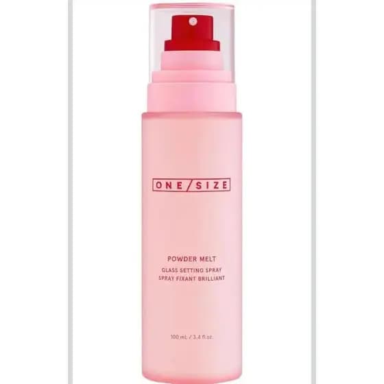 O/S Glass Setting Spray é à base de água e hidratante, proporcionando uma maquiagem de longa duração, até 12 horas, com