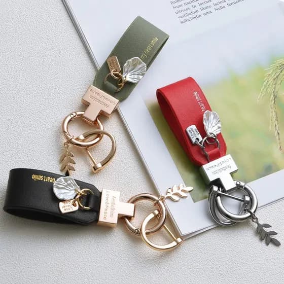 Chaveiro de carro de luxo leve em estilo francês, elegante, com pingente de couro, fivela de liga metálica fofa, pingent