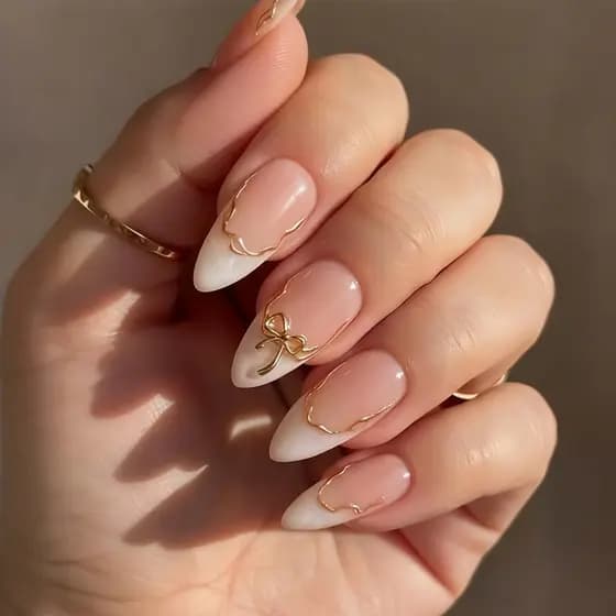 24 peças de peças de manicure de ponta branca média em forma de amêndoa gradiente manicure estilo Y2K dourado arco 3D Gl