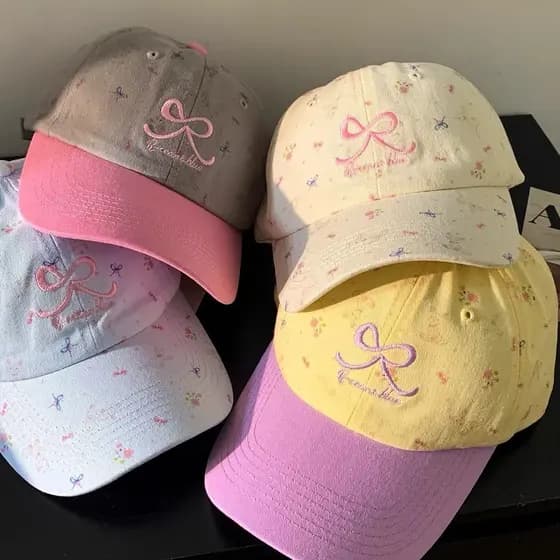 Novo boné estilo coreano com estampa floral e laço, com um rosto fofo bordado.