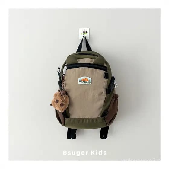 Mochila de viagem infantil com estampa de capivara fofa e contraste de cores para meninos e meninas.