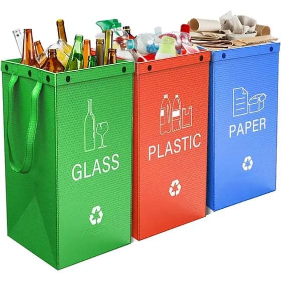 Um conjunto de sacos de lixo impermeáveis de três cores clássicos para classificação de resíduos, sacos de lixo para pro