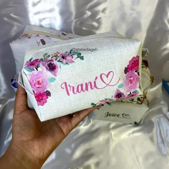 Necessaire Box M Personalizada com Nome CORES VARIADAS para Madrinhas, Mãe da Noiva(o), Presente, Professora