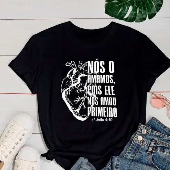 Camiseta Feminina T-Shirt Oversized Moda Religiosa "Ele Nos Amou Primeiro" Cristã Fé 100% Algodão