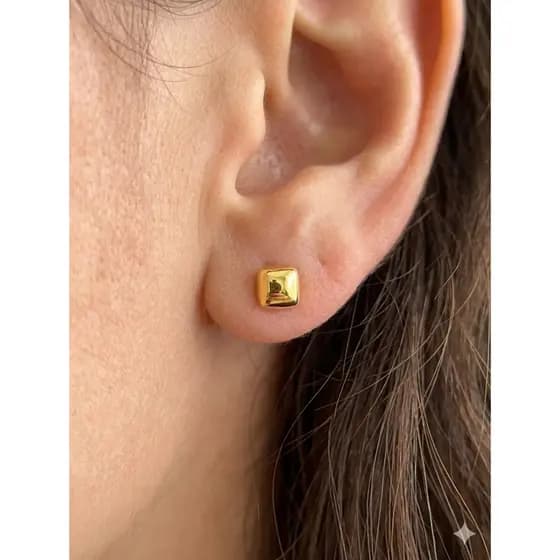 Par De Brincos Mini Quadrado Luxo - Acabamento Ouro 18k Estilos luxo, premium. É um produto hipoalergênico.
