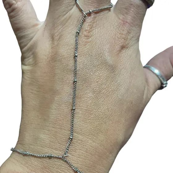 pulseira de mão prateada bolinhas