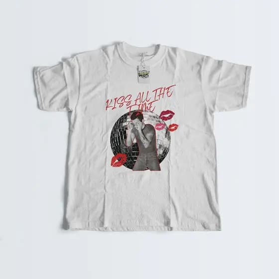 CAMISETA - HARRY STYLES - KISS ALL THE TIME DISCO OCCASIONALLY - 100% ALGODÃO USEPOPVERSO