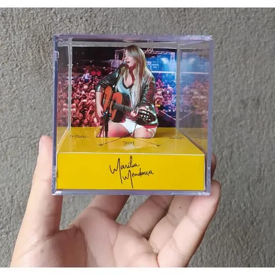Cubo diorama Marilia Mendonça
