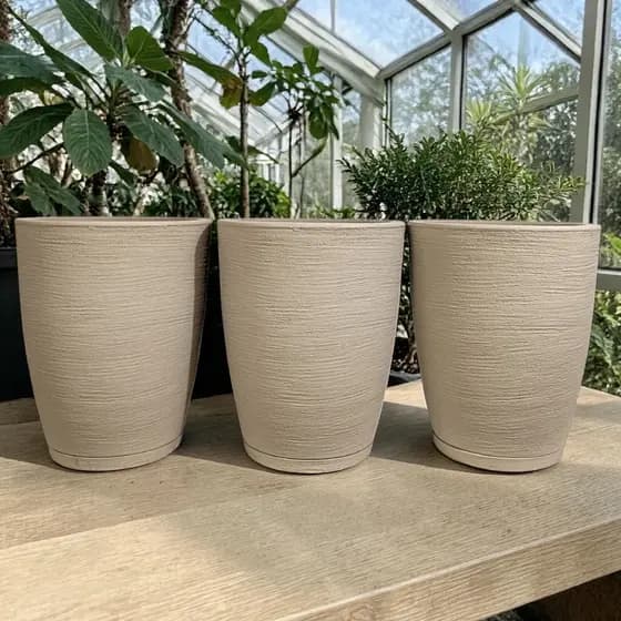 Kit 3 Vasos Planta em Polietileno Coluna Bojo Texturizados 38x31cm Decoração Casa com Prato Coletor