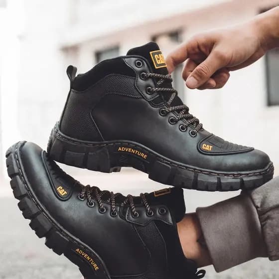 Bota Coturno Masculino Couro Sintético CAT Preto Palmilha Borracha Alta Densidade Conforto Promoção