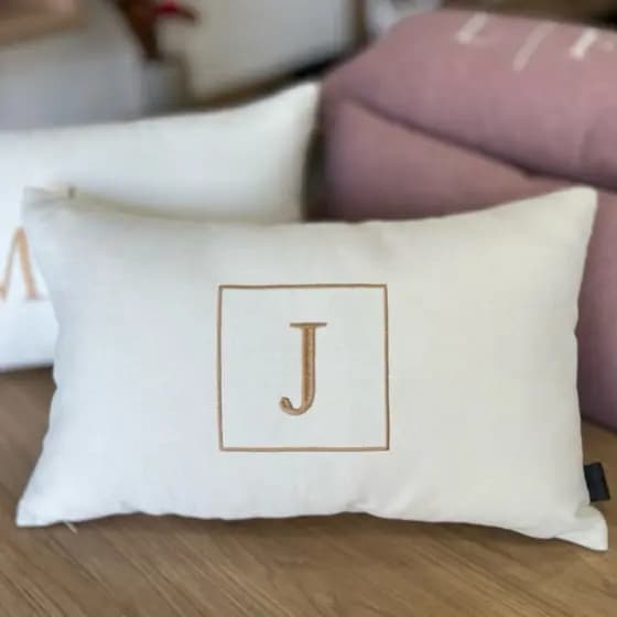 Almofada Personalizada Inicial Com Enchimento Rineira 50x30 Bordada linho veludo cama posta baguete decoração casa