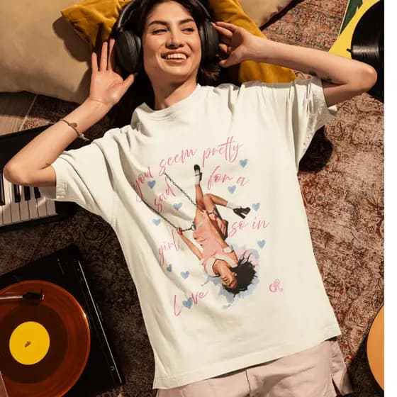 CAMISETA YOU SEEM PRETTY SAD FOR A GIRL SO IN LOVE OLIVIA RODRIGO - 100% ALGODÃO