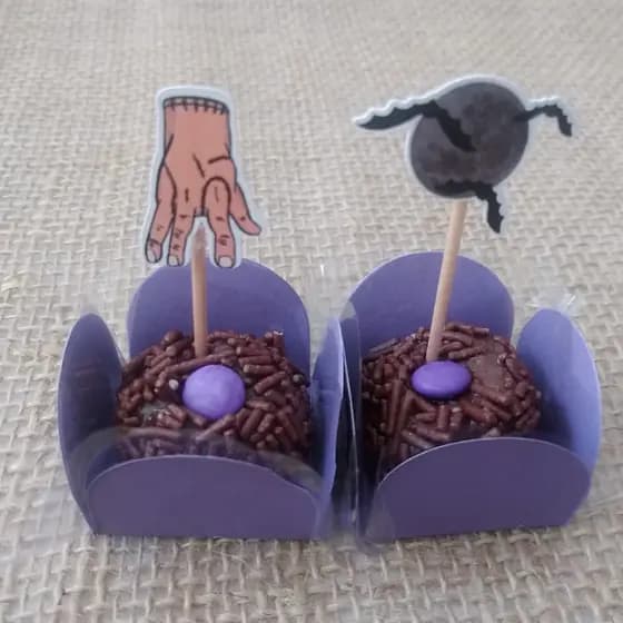 Kit com 50/100 Tags Toppers P/ Docinho Doces tema Wandinha Addams