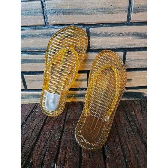 Chinelo Feminino Trançado em PVC Confortável Leve Antiderrapante