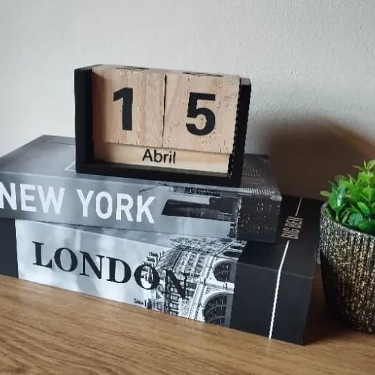 Calendário De Mesa Permanente Cubo Madeira Decorativo