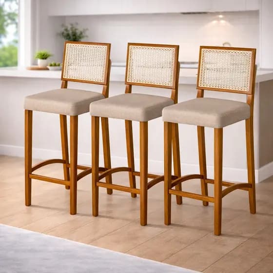 Kit 3 Banquetas Altas de Madeira com Encosto Rattan e Assento Estofado Cozinha Bancada Elegante