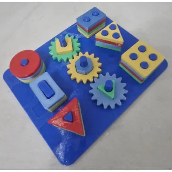 Brinquedo educativo Montossoriano montar peças quebra cabeça