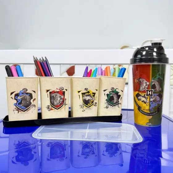 Kit Hogwarts: Squeeze Shakeira + Porta-Lápis das Casas de Harry Potter – Estilo e Magia no Seu Dia a Dia! CONCPT