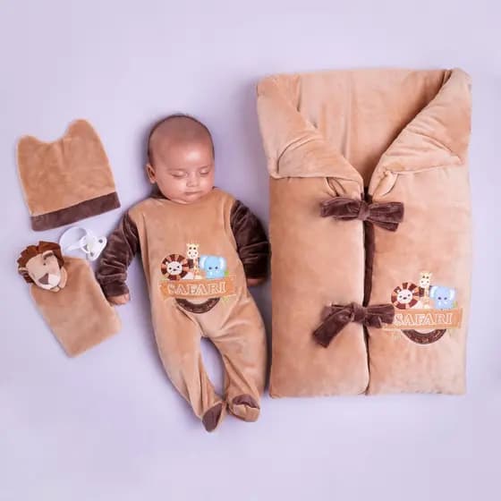 Saída Maternidade Safari Bege Plush Menino com Saco de Dormir