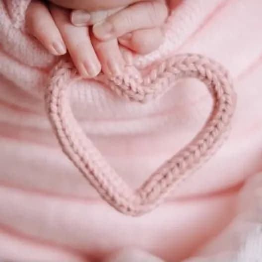 Mini coração em tricotin para ensaio newborn