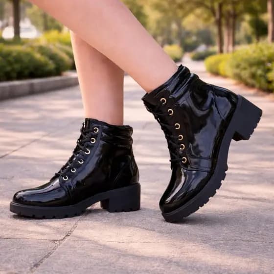 Bota Feminina Coturno Cano Curto Verniz Tratorada Confortável Macia Salto Grosso Bloco Blogueira
