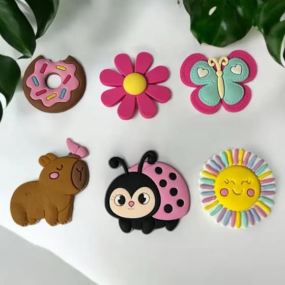 Kit 4/6/7/8 Enfeite Para Babuche Com Personagens Botons/Pins Aplique Decorativo Divertidos Moderno