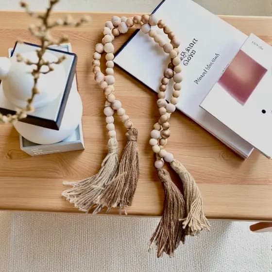 Colar de Mesa Decorativo Contas Madeira Tassel Boho Chic Cru/Dourado Decoração Bandeja Aparador Sala