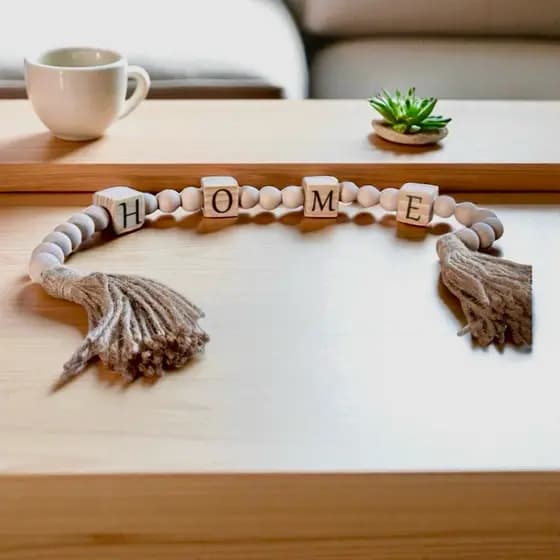 Colar Mesa Decorativo Sala "HOME" 72 cm Contas de Madeira Toque Rústico e Moderno Decoração Presente