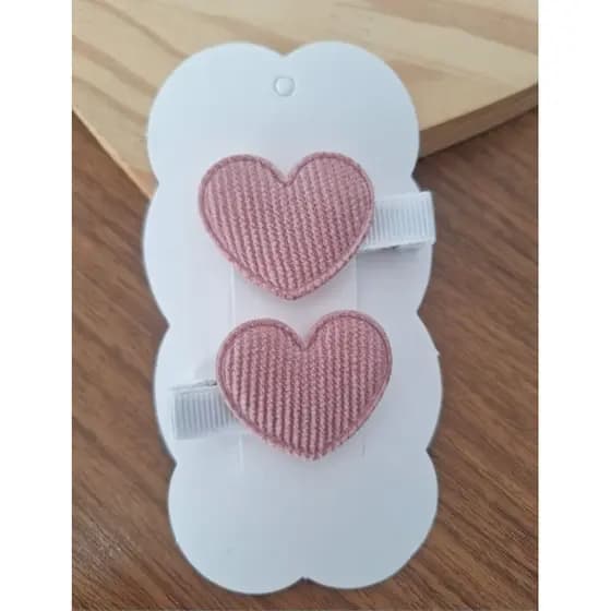 Parzinho de laço coração para bebê todo encapado e com borrachinha antideslizante