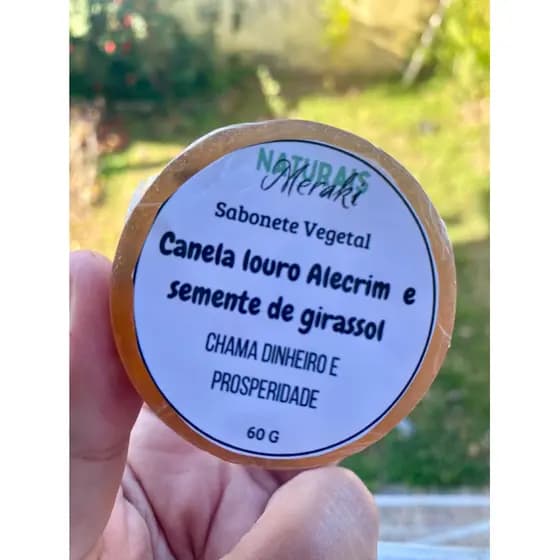 Sabonete artesanal da prosperidade com canela louro alecrim e semente de girassol