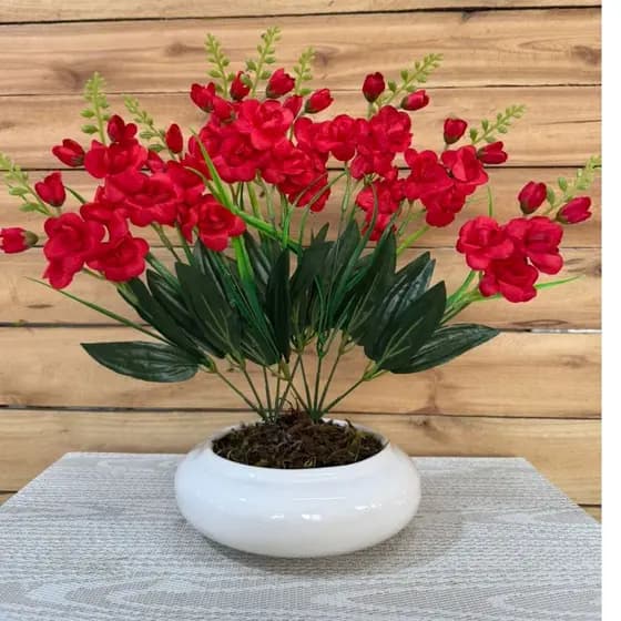 Vaso Cerâmica Branca com arranjo de orquídeas permanentes
